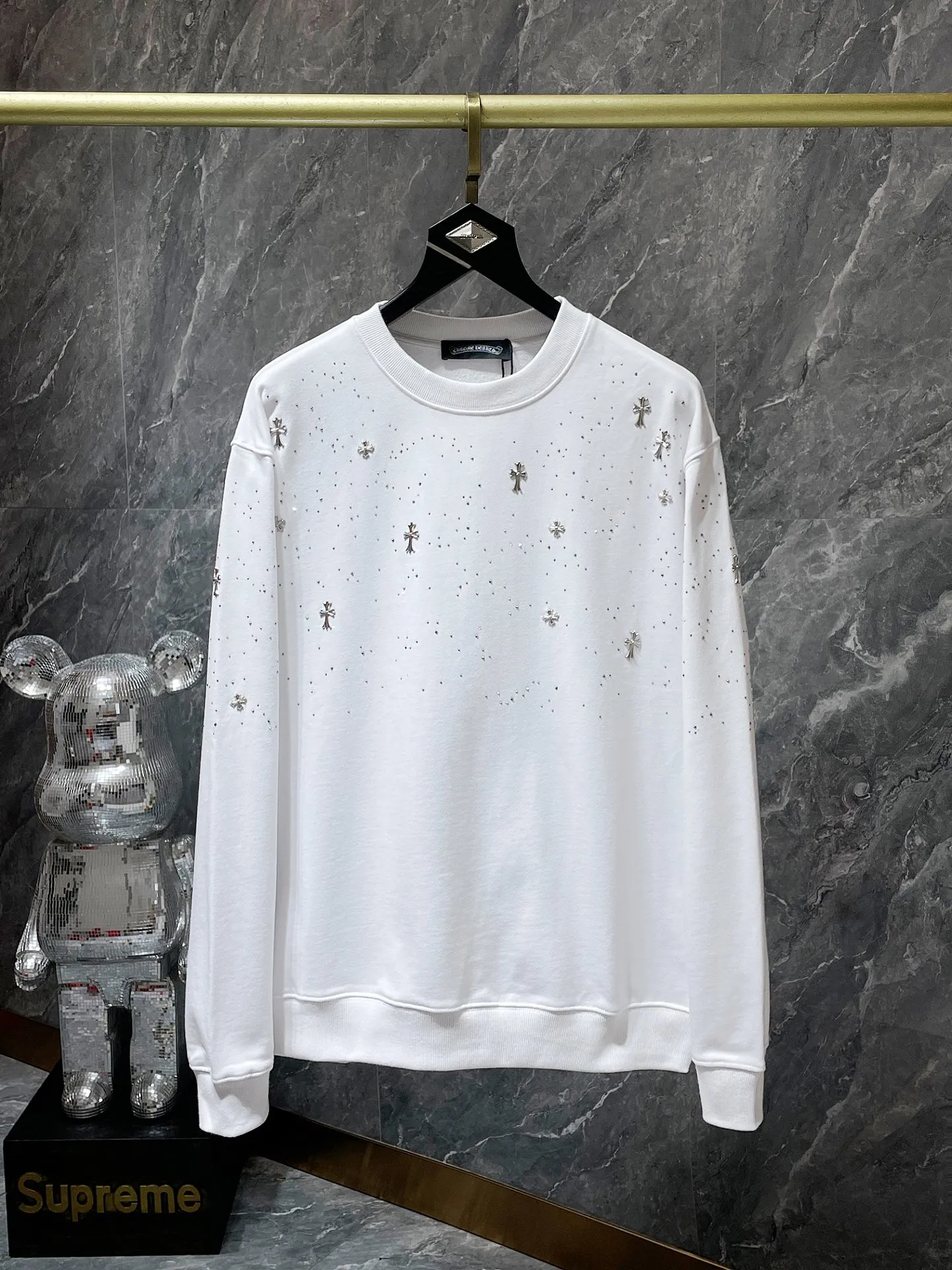 P240 Chrome Hearts Autumn and Winter 2025 New products are available at the counter at the same time. High-weight, environmentally friendly and high-quality top-quality fabrics. Starry cross round neck sweatshirt. Imported environmentally friendly glue printing and dyeing. Counters at the same time. Re-engraved version 1:1. Recommended color: black. White. Size: S, M, L, XL.